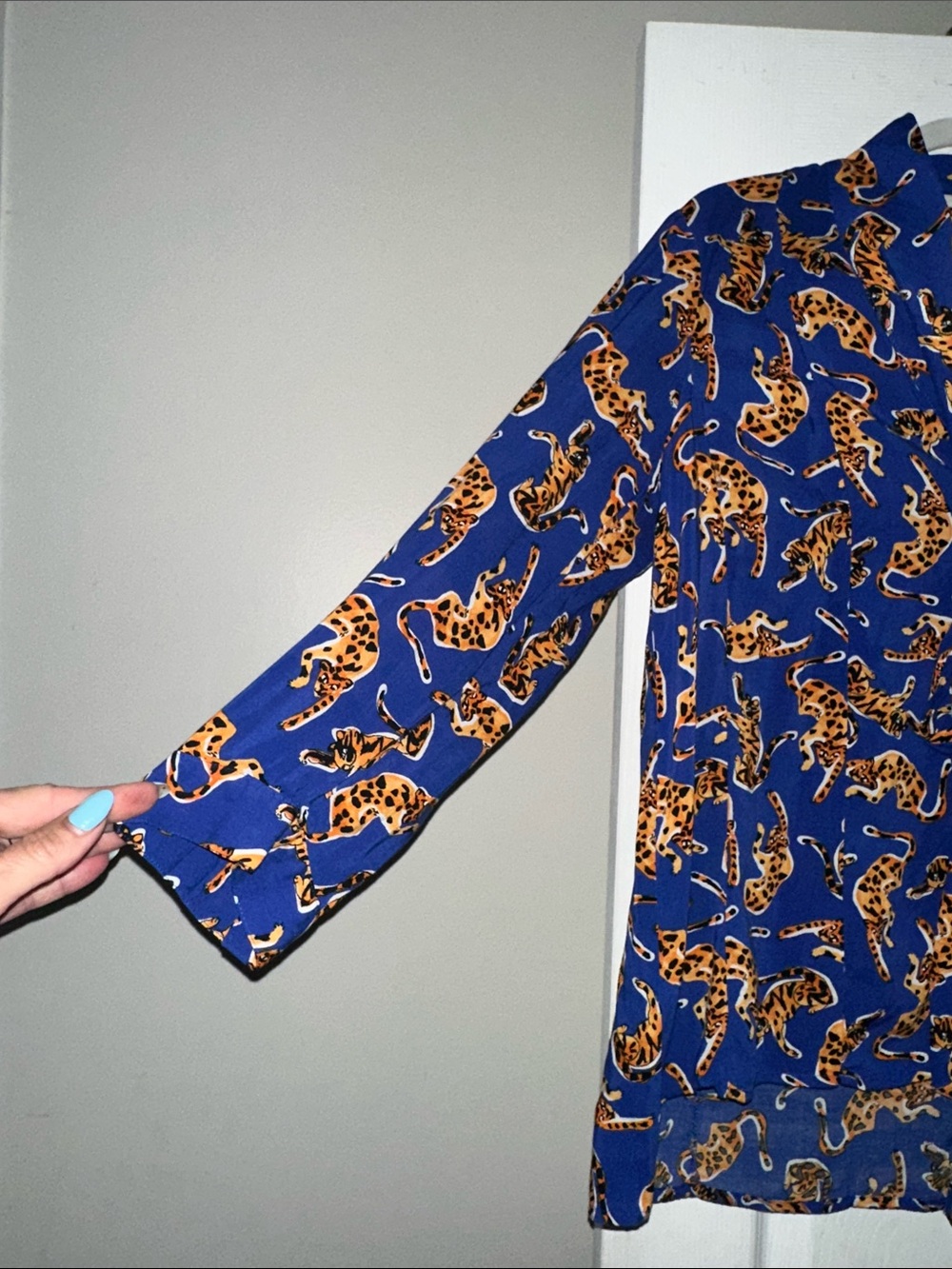 EUC! Anthropologie Tiger Print Tie-Neck Blouse 17 of 52 - Picture 3 of 5
